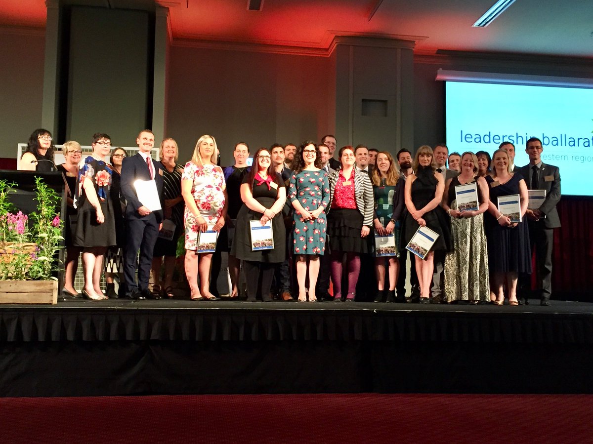 Comm4Ballarat's tweet photo. What a dynamic group! Introducing the @LeadershipBWR 2017 Leaders Forum Graduates with @annabelcrabb 🎓 #lbrw https://t.co/P8cJwbtIKV
