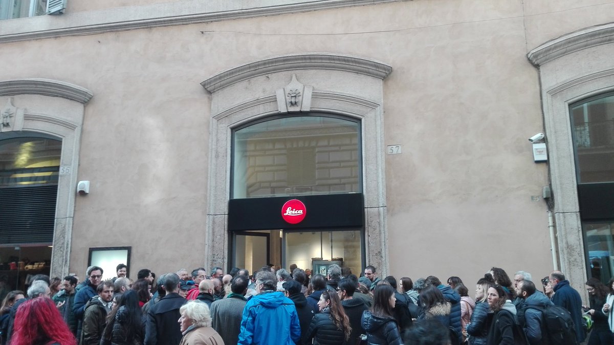 Tutti per #gianniberengogardin al #leicastore di Roma