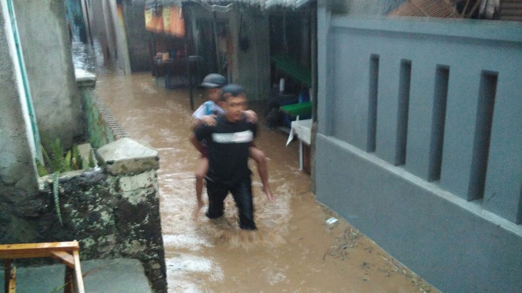 Kel_Mkrj's tweet photo. Laporan kondisi banjir dibeberapa titik rawan banjir kel. mekarjaya kec. rancasari yang disebabkan meluapnya sungai cidurian,ciorok,cicadas dan ciwastra  @ridwankamil @diskar_bdg @HumasBdg Titik : empang Pojok https://t.co/RIamxW8YZV