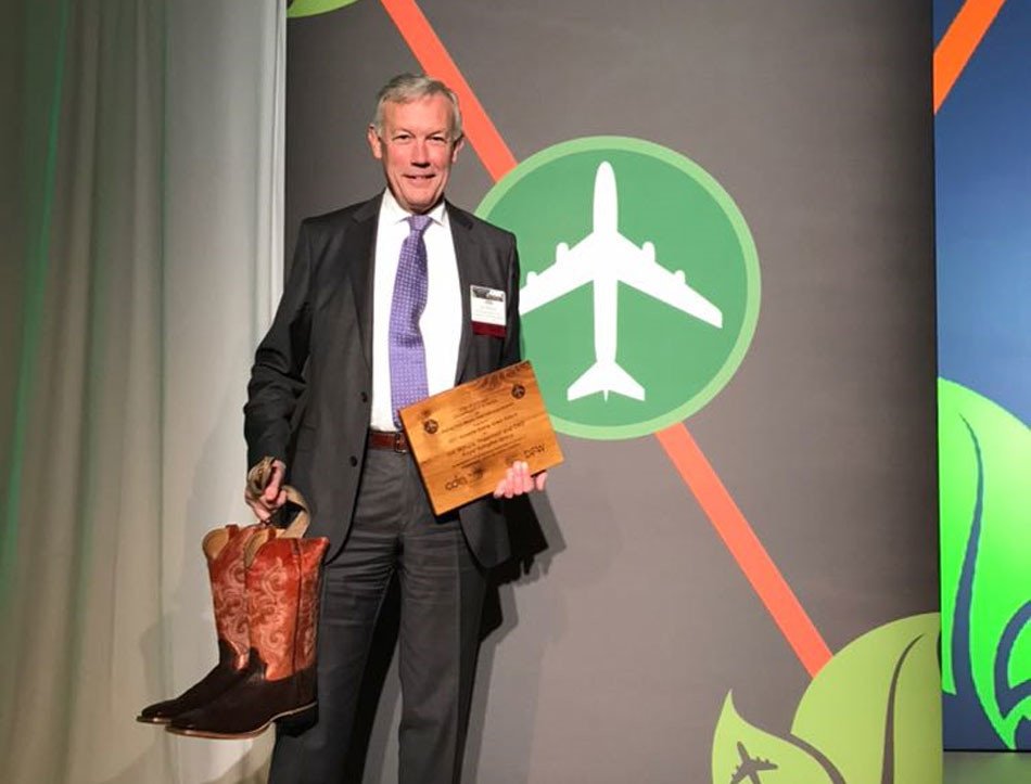 Working together on sustainability within the aviation industry; CEO Jos Nijhuis won an award (and a fancy pair of boots) for it! >> schiphol.nl/en/schiphol-gr… … #airportsgoinggreen