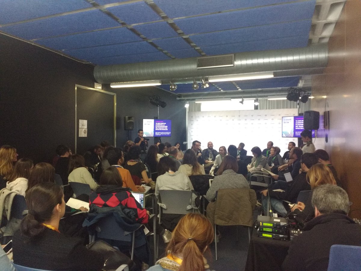 Luz Rodríguez: Como sea el modelo de #consumo genera un determinado modelo de mercado de #trabajo en "Tu jefe será un algoritmo" #OsFestBcn