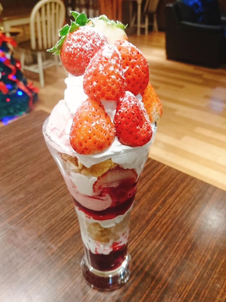 cafepurari's tweet photo. こんにちはcafeぷらりです
本日より期間限定で苺スイーツ開始しました😳🎵
今だけの苺たっぷりスイーツを是非お試しください！
皆様のご来店お待ちしております✨ https://t.co/5bcx0qRWHK