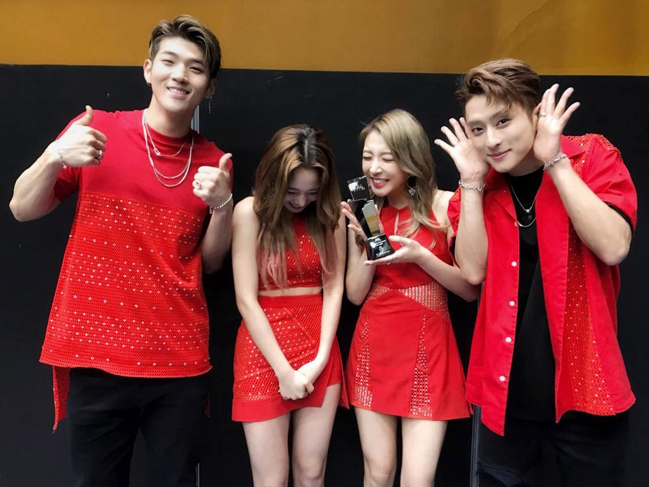 BigmatthewFr's tweet photo. [2107.11.16]
KARD et leur Award !  
🎊🎉🎊🎉🎊🎊🎉🎉 FÉLICITATIONS ! https://t.co/ftlsZbEdKE