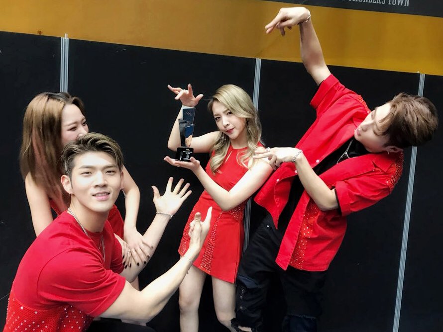 BigmatthewFr's tweet photo. [2107.11.16]
KARD et leur Award !  
🎊🎉🎊🎉🎊🎊🎉🎉 FÉLICITATIONS ! https://t.co/ftlsZbEdKE