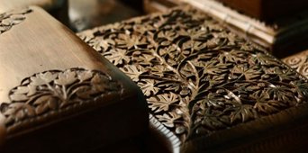 handicraftsdc's tweet photo. #Walnut_wood_carving : an ornamental and delicate craft process that is unique to #Kashmir due to the concentration of walnut trees .
 #Walnut_tree #Doon_Kul’ #handmade #walnut #Wood #Kashmiri #Woodcarving #Geographicalindication (GI) #JandK #artisans #carve_tables, #jewelry_box https://t.co/TjbvPmj1oj