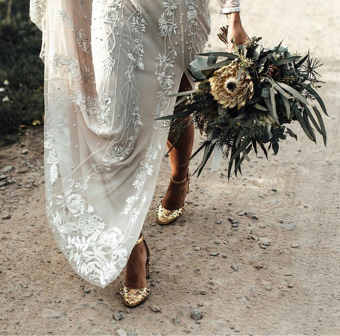 Zapatos dorados a juego con el ramo 🔝🔝 foto @tali_photography #novias #bodas #wedding