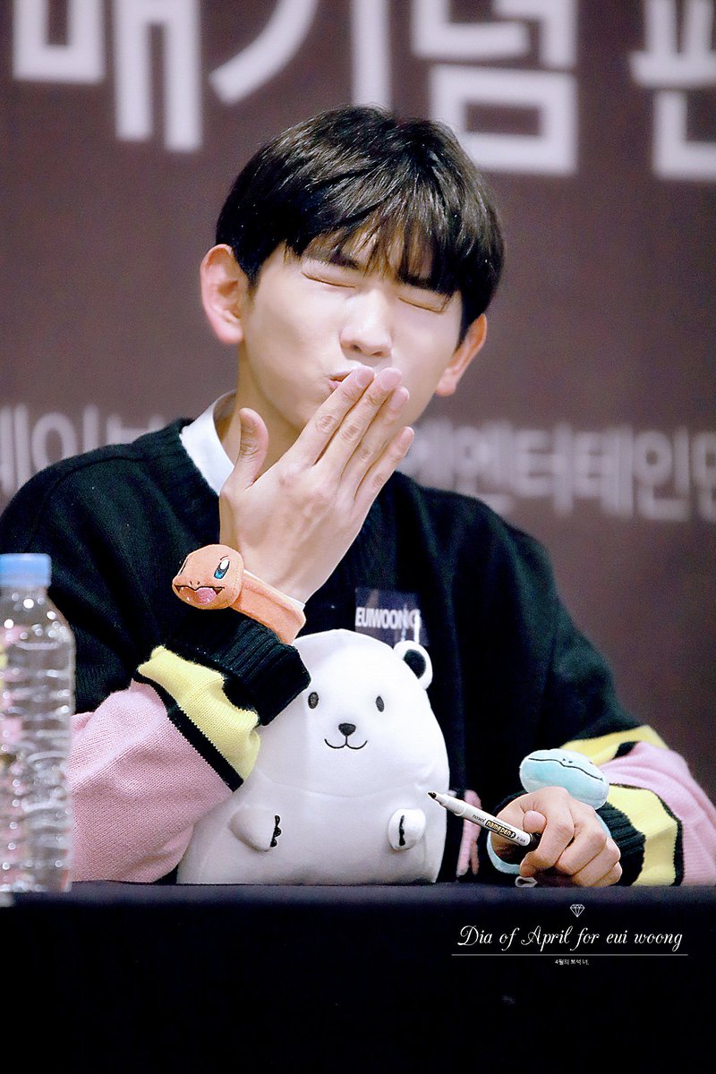 Adia0405's tweet photo. 171111 손크기와 얼굴크기 표정의 갭❤ #이의웅 #의웅 #눈부시게찬란한 #형섭X의웅 https://t.co/u1Zz3geQyY
