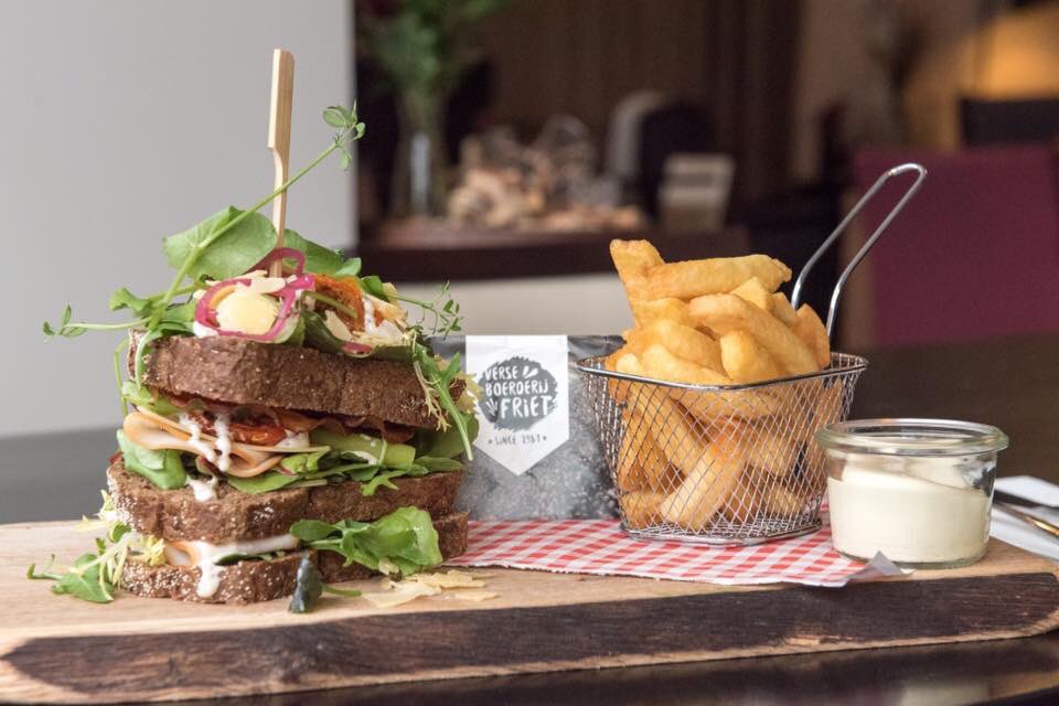 Boerderij_Friet's tweet photo. Lekker frietje op de menukaart van restaurant de Gravin in Oud-Beijerland https://t.co/XAOYAmGsJM