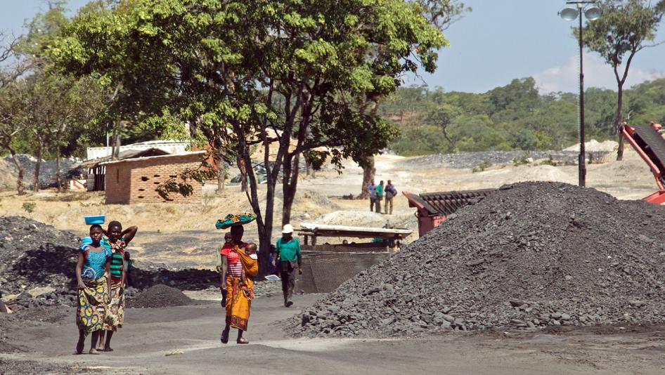 nigeriaeiti's tweet photo. Take on #MiningLegislation: Mining legislation does not explicitly recognize communities as stakeholders in mining activities, hence it does not empower communities to engage mining companies. This must be critically addressed to ensure fairness. - Sennye Obuseng, Botswana. https://t.co/qVAxOTfieA