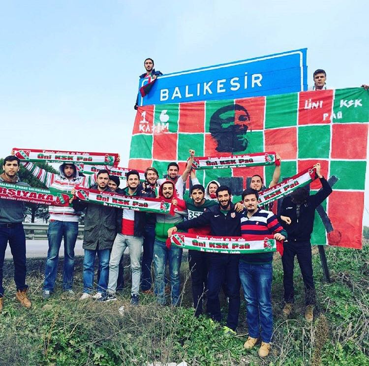 Her karanlık gece de sen geldikçe aklıma.
Bir acı saplanıyor göğsümün sol yanına.
#ÖzgürSoylu