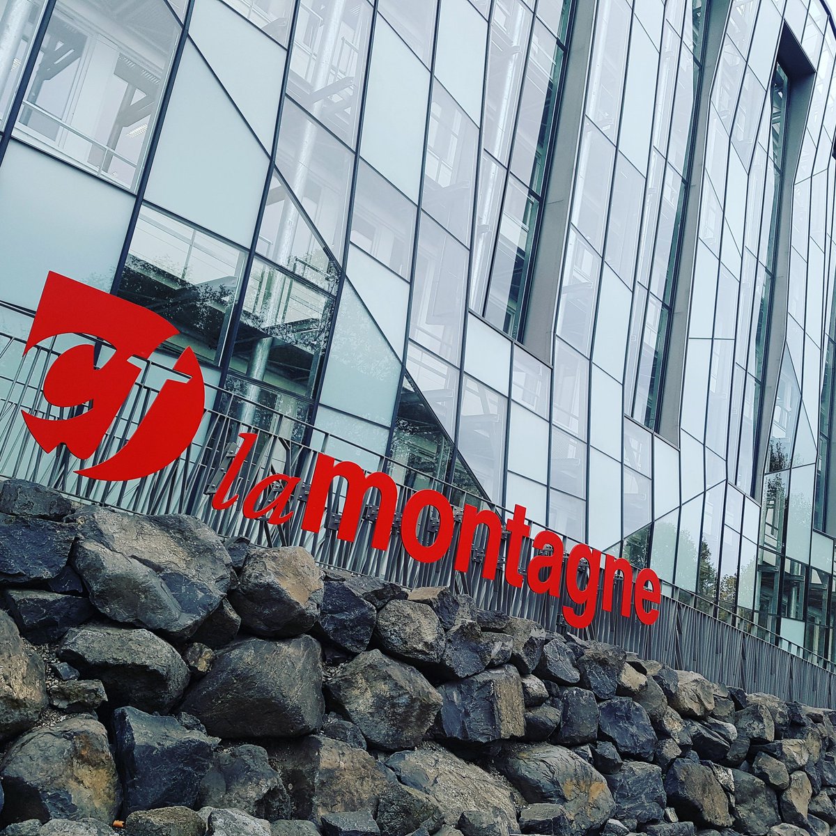 World_isTweetly's tweet photo. Arrivée à @lamontagne_fr pour le petit-dej des communicants poke @ReseauCom2cia @rapou. Le numérique et l'innovation seront au programme https://t.co/iXSSiZsaAD
