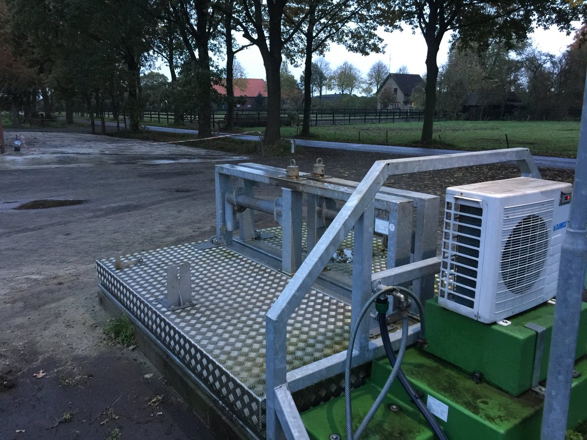 Elke donderdag worden de gestorven varkens opgehaald als ook de baarmoederkoeken van de wekelijks 50 worpen, deze worden in een ondergrondse #koelkelder opgeslagen vlak bij de straat. Een koelkelder (8 C) zorgt dat de omgeving geen last er van heeft.