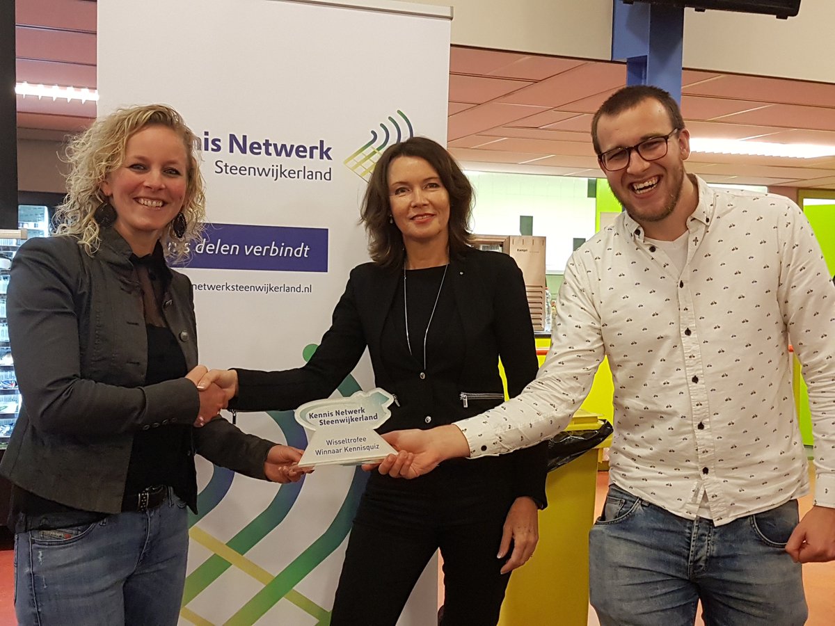 Winnares Kennisquiz <a href="/HedyNijk/">Hedy Nijk</a> van de Maargieshoeve ontvangt wisseltrofee uit handen van  <a href="/KNS_Steenwijk/">KNS Steenwijkerland</a> voorzitter <a href="/ZZindi/">Cindy van der Helm</a> en winnaar Kennisquiz 2016 <a href="/TimFietst/">Tim de Vries</a> Dank aan alle deelnemers en de quizmasters <a href="/TimFietst/">Tim de Vries</a> en <a href="/WimBrus/">Wim Brus</a> voor de gezellige avond