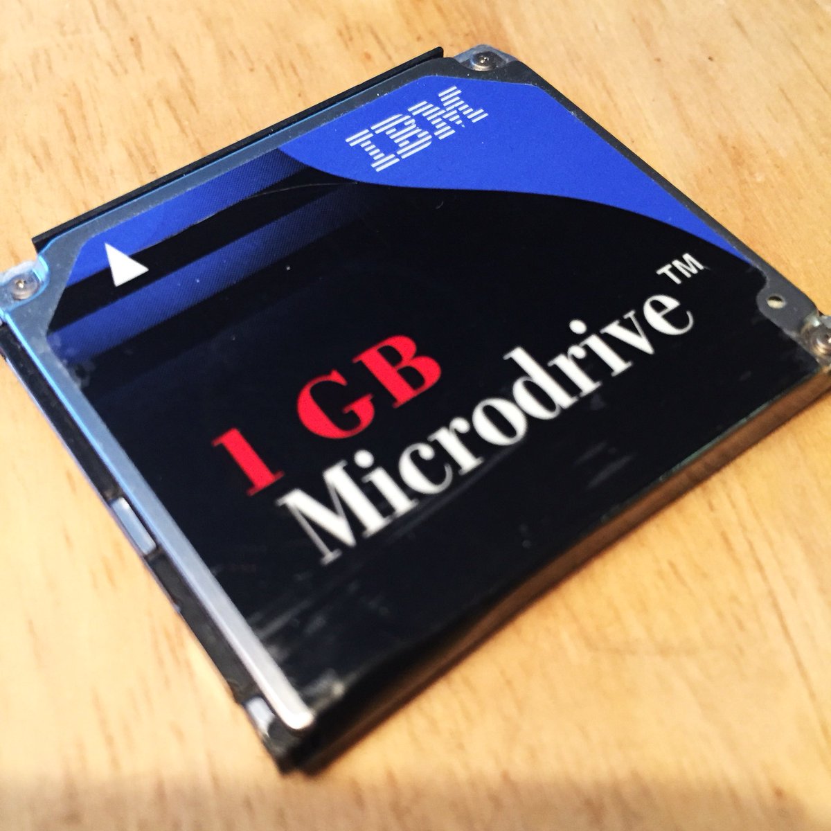 PeterForsgard's tweet image. Työhuoneen uudelleen sisustamisen ansiosta esiin kömpii kaikenlaista mielenkiintoista. Kuvassa oleva eka muistikorttini ja käsittämätön nippu model releaseja. #TyöhuoneSisustusTwiitti #VarastostaViihtyisäksi #microdrive