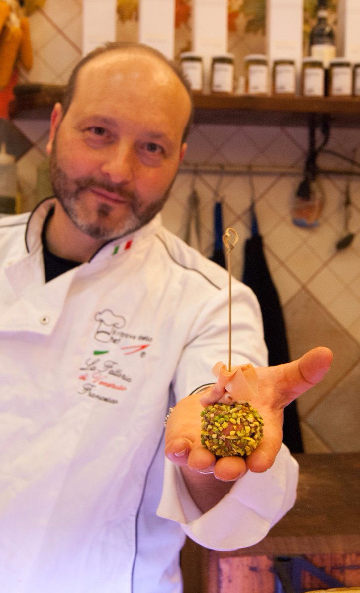 YouMeatFiliera's tweet photo. In quanti modi si può preparare il macinato? Francesco Veneruso mostra 5 ricette passo passo per #prontocuoci in #macelleria.
Giovedì 16 novembre 2017 ore 16:00 Hotel "Le Cheminee" in Via Stadera, 91 Napoli.
Ingresso gratuito. Informazioni al 380.592357 #YouMeat #Federcarni https://t.co/4bCYQ6hHdA
