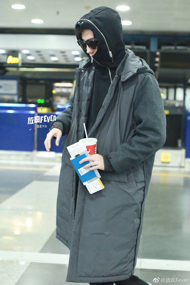 shinshiayo's tweet photo. Dimash, how secret you want to be?! You always underestimated your outstanding appearance and body height. I could also recognize you out from crowd or even far away. Hahahaaa
https://t.co/OhcbY9p0WN
#dimash #DimashKudaibergen #dimashalbum https://t.co/rpLxctJzMQ