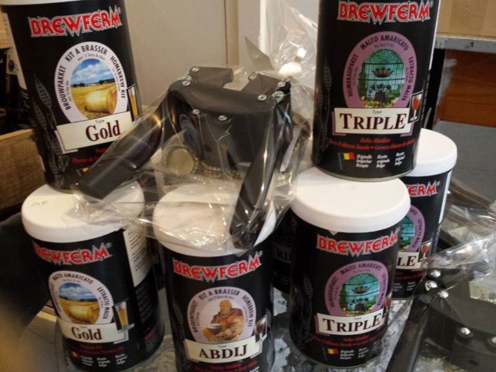 Hehe...Eindelijk binnen! Bierbrouwpakketten BLOND DONKER en TRIPEL. Super gaaf Sinterklaas geschenk. Nu ook een speciaal kroonkurkapparaat incl bierdopjes. Nu kan de brouwer zijn flessen met zelfgebrouwen bier goed afsluiten.