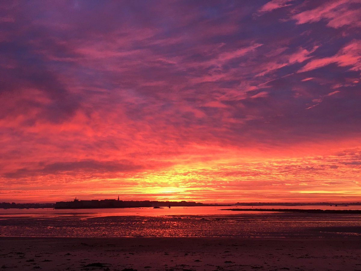 MPBSandCO's tweet photo. Hi jeudi!! #sunrise #Bretagne #beach #photography https://t.co/p8ufsWrS4k