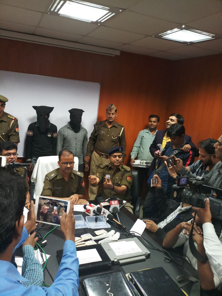 #NoidaPolice थाना सेक्टर 58 नोएडा पुलिस द्वारा ठक-ठक गिरोह के 02 शातिर चोर गिरफ्तार, कब्जे से 04 लैपटॉप, 01 कार, 01 मो0सा0, 01 गुलेल 02 तमंचे मय कार0 आदि सामान बरामद। <a href="/Uppolice/">UP POLICE</a> @spcitynoida