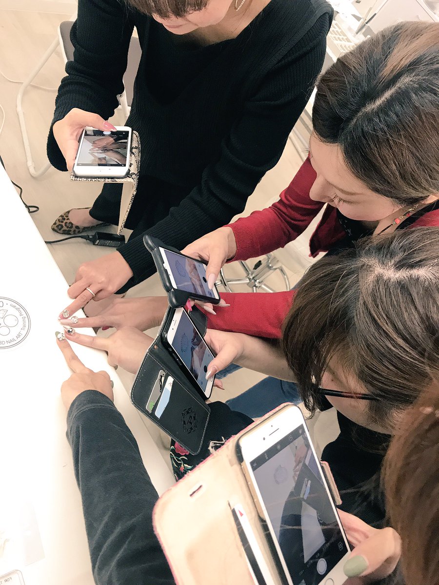 haleanail's tweet photo. 今日はスクールレッスンからの、3Dアートセミナー☺︎
スワロフスキーを使ったdouble180というデザインは、一度付けたらクセになるやつ♡
いっぱい練習して、お客様に喜んでもらってくださいねー。
#double180
#エクスペリエンスコース1 https://t.co/einBrB8aTS