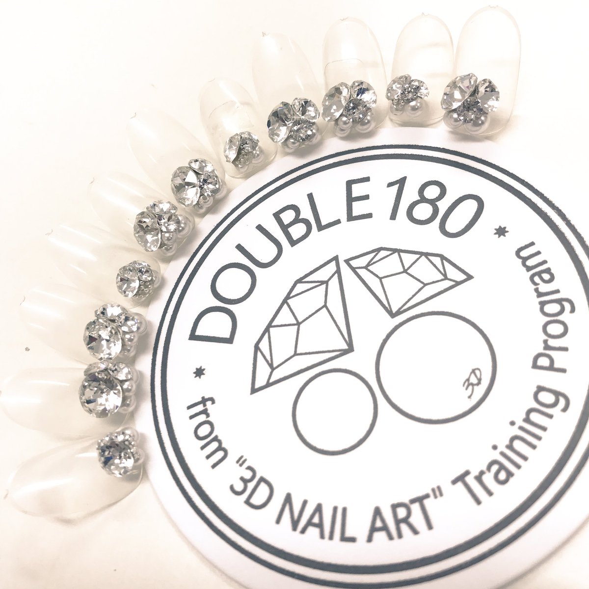 haleanail's tweet photo. 今日はスクールレッスンからの、3Dアートセミナー☺︎
スワロフスキーを使ったdouble180というデザインは、一度付けたらクセになるやつ♡
いっぱい練習して、お客様に喜んでもらってくださいねー。
#double180
#エクスペリエンスコース1 https://t.co/einBrB8aTS