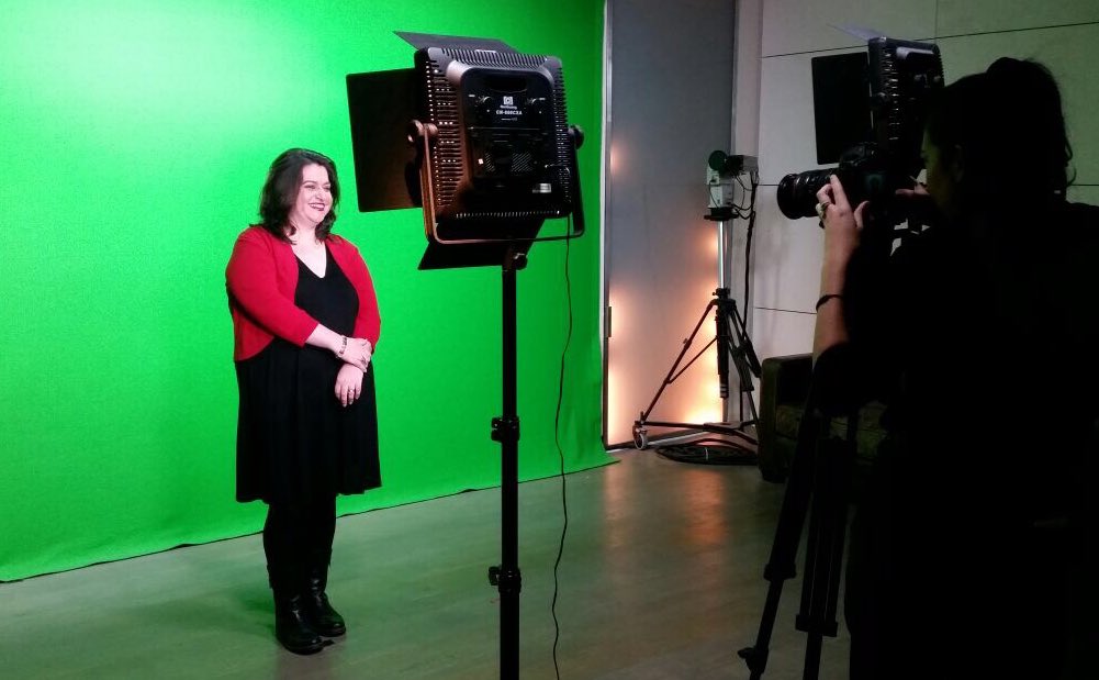 PlanetaHmedia's tweet photo. 🎬 ¡¡Hoy estamos de rodaje!!
Con la maravillosa Ciara Molina (@PsicoEmocional) grabando su #masterclass "Cómo aprender a gestionar correctamente tus emociones".
Gana seguridad, confianza y valor para aceptarte como eres. #InteligenciaEmocional #Autoestima #DesarrolloPersonal https://t.co/yQX6br9msl