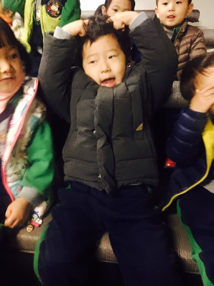 #성남시국공립고등동복지관어린이집 
만2세반 친구들과 엔시 소극장에서 버블매직쇼를 관람 했습니다..  신기한 마술쇼와 비눗방울로 즐거운 시간을 보냈답니다..무대위에서 긴장하며 공연에 참여하기도 했어요