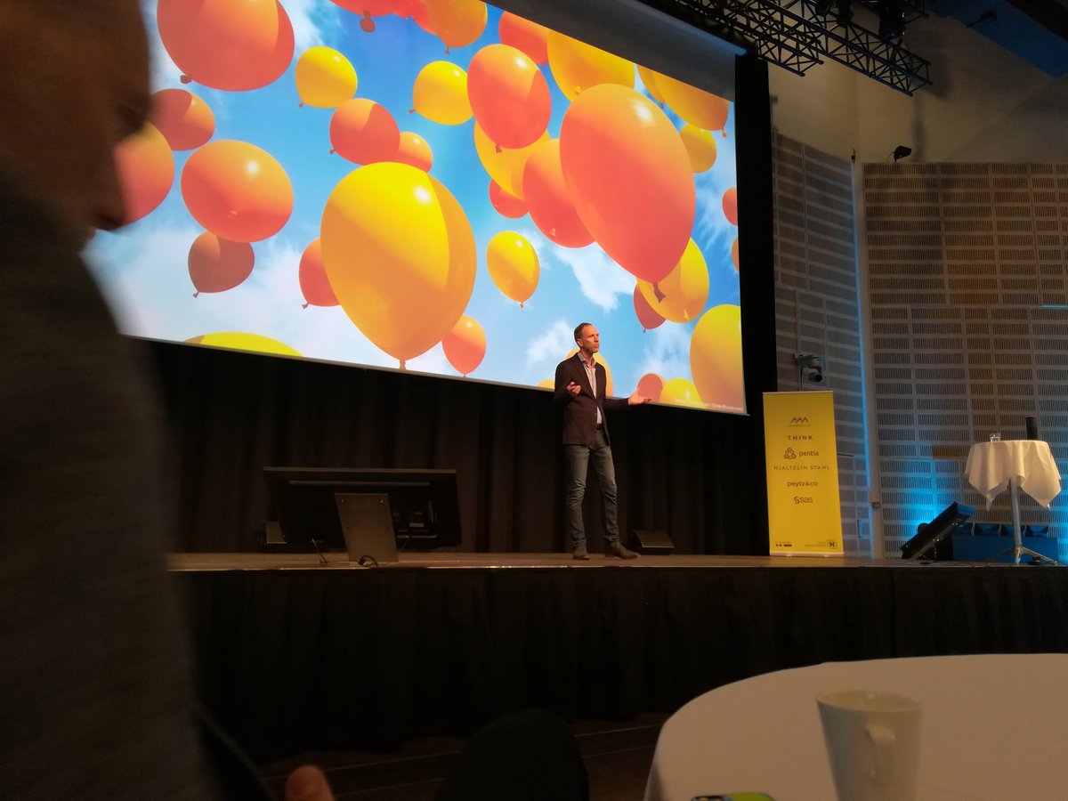 sasdupont's tweet image. When you cut the unnessesary, you kill everything - @timleberecht @DigitalCPH Denne uromantiske rationalist crincher lidt, men måske har han ret i, at skønhed er vores eneste force mod AI #digitalcph17 #digidk