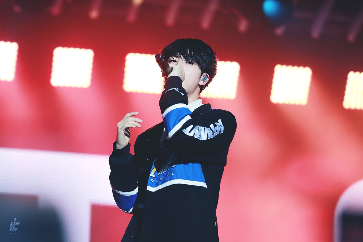 justdoeat_jin's tweet photo. 하늘이 파래서 햇살이 빛나서~🎵 @BTS_twt https://t.co/Gf2wqgJRyP