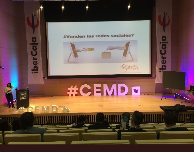 GuadalupeFdez's tweet photo. Comienza el #CEMD! Echaré de menos a los alumnos de #2Gvec Empezamos con trucos para vender en Redes Sociales https://t.co/TKYVDsqgs6