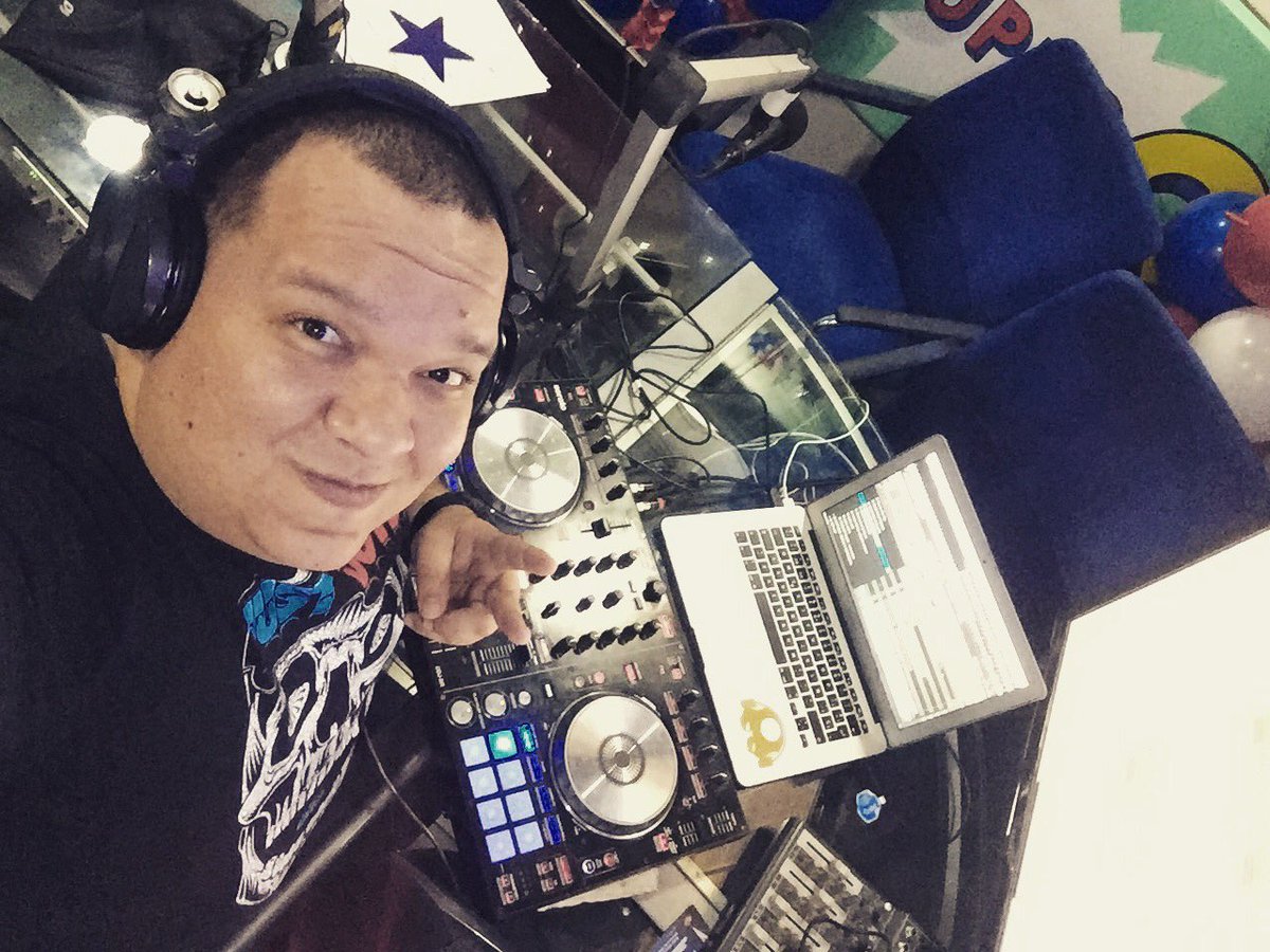 hongomatic's tweet photo. Llego el Jueves Panamá 🇵🇦 ya estamos en vivo desde @SuperQPanama #Tbt #FelizCumpleDia #Alegria #SuperColegiales #HpCrew @hpcrewoficial https://t.co/WVbQ3chpCC