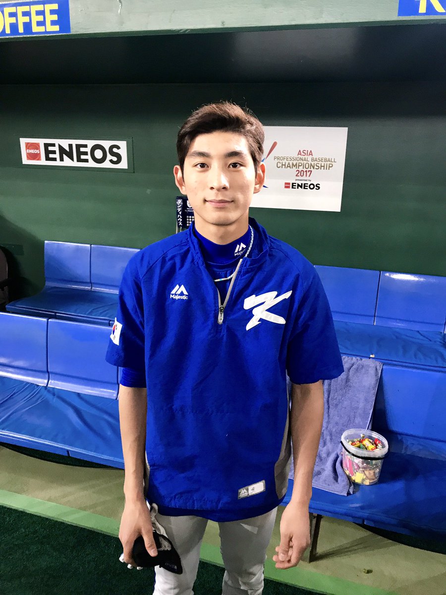 sponichiyakyuu's tweet photo. 韓国の注目選手は背番号41の李政厚（イ・ジョンフ）外野手。なんと、父親は中日にいた李鍾範（イ・ジョンボム）選手です！写真をお願いすると爽やかに笑ってくれました！イケメンです！！（侍ジャパン担当） https://t.co/ReaSZxA9hb