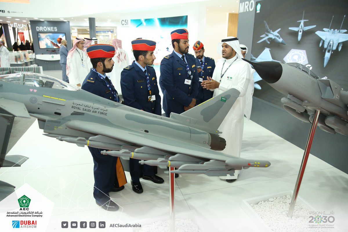 GATETraining's tweet photo. RT @AECSaudiArabia: جانب من زوار جناح #الإلكترونيات_المتقدمة بمعرض @DubaiAirshow ، واطلاعهم على جديد الشركة بمجالات الدفاع.
#DAS17 
#صناعات_عسكرية_سعودية_نفخر_بها https://t.co/4n40R0t9vM