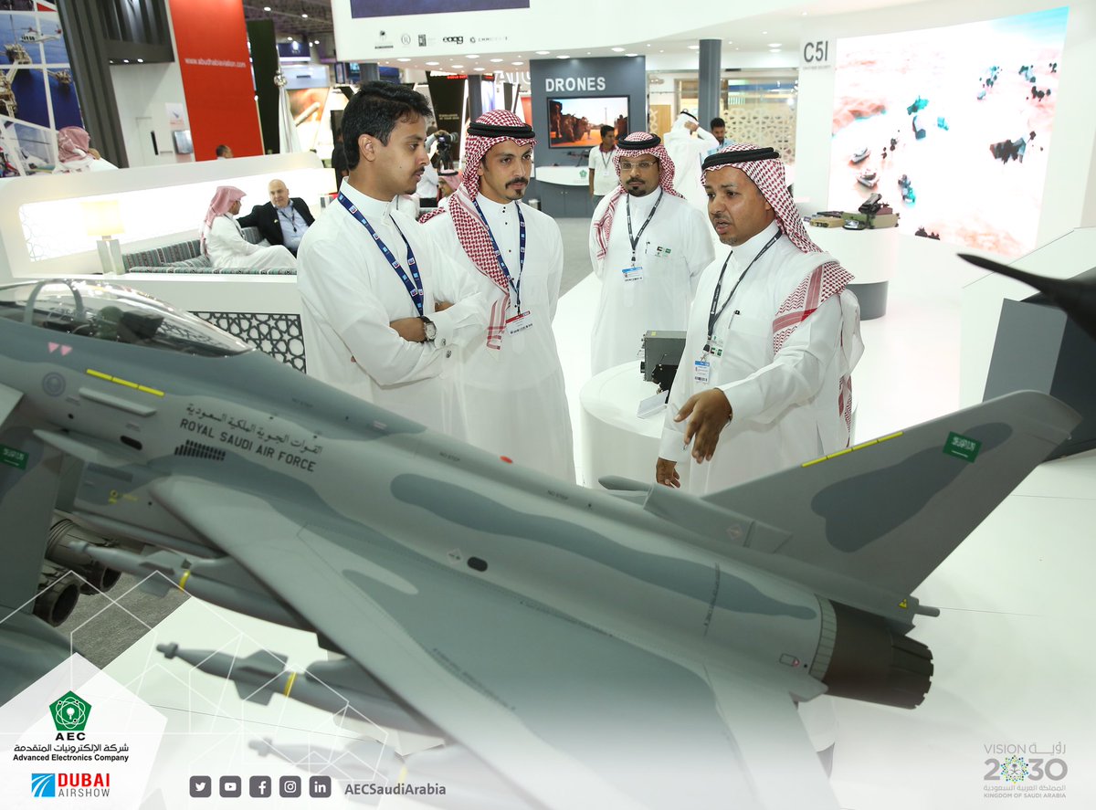 GATETraining's tweet photo. RT @AECSaudiArabia: جانب من زوار جناح #الإلكترونيات_المتقدمة بمعرض @DubaiAirshow ، واطلاعهم على جديد الشركة بمجالات الدفاع.
#DAS17 
#صناعات_عسكرية_سعودية_نفخر_بها https://t.co/4n40R0t9vM