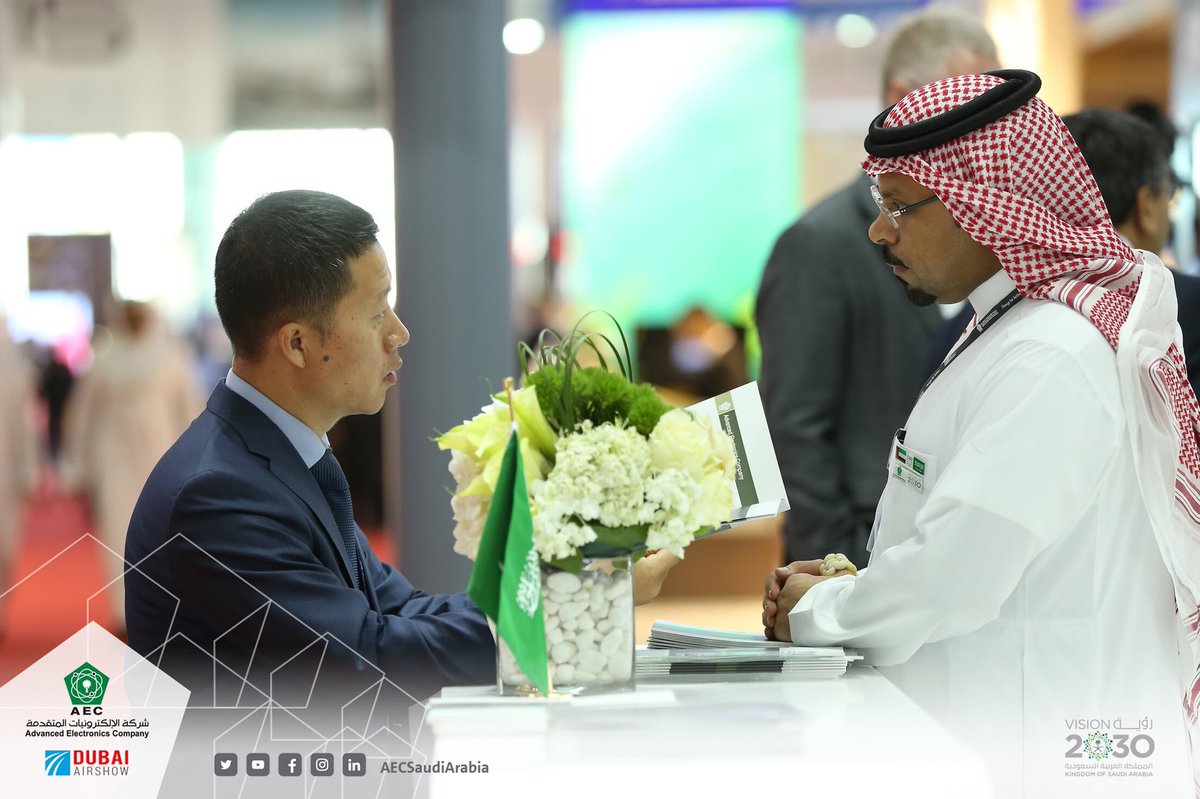 GATETraining's tweet photo. RT @AECSaudiArabia: جانب من زوار جناح #الإلكترونيات_المتقدمة بمعرض @DubaiAirshow ، واطلاعهم على جديد الشركة بمجالات الدفاع.
#DAS17 
#صناعات_عسكرية_سعودية_نفخر_بها https://t.co/4n40R0t9vM