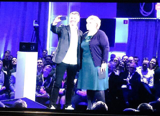 FrkSprett's tweet image. #watsonoslo når sjefen @norheim_ibm tar selfie med PM @erna_solberg 😊#proudibm’r