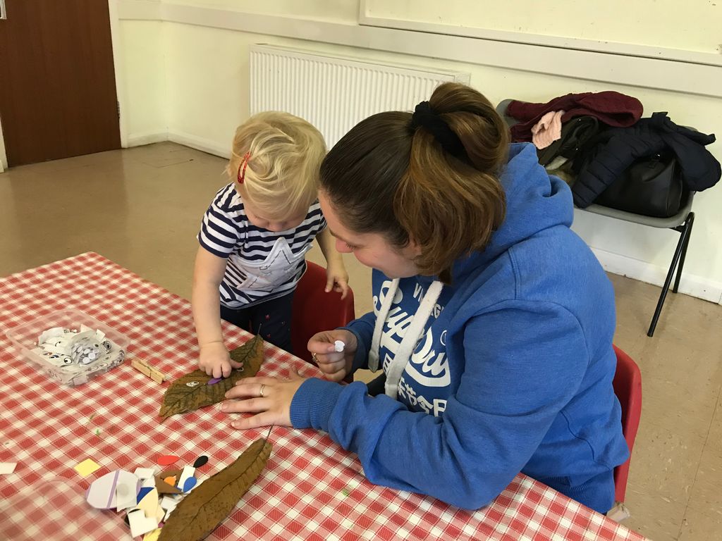 CH_TD4LP's tweet photo. Making leaf friends at our Mitcham playgroup, funded by @LQHomesMatter #EarlyYears #artshealthwellbeing #creativityandwellbeing #EYtalking https://t.co/9qlYmslfVs