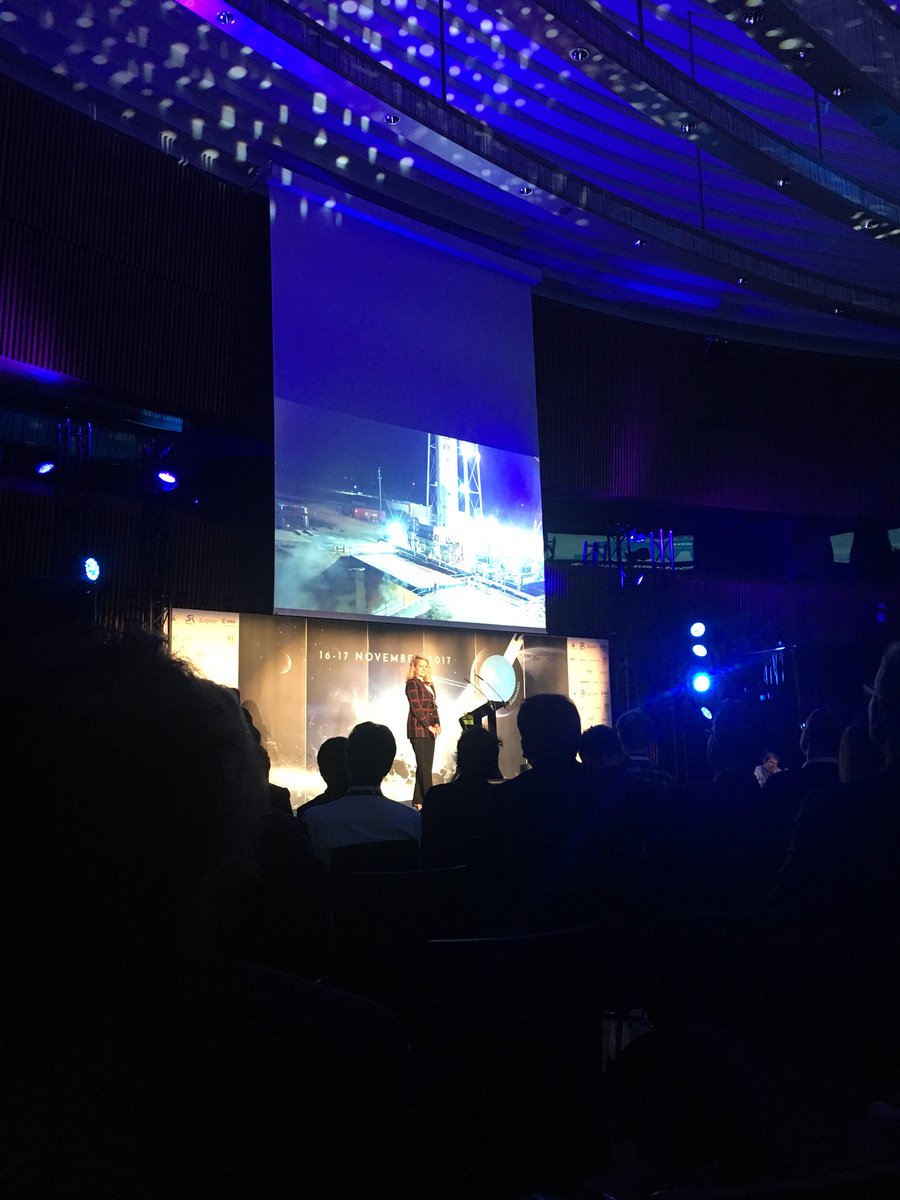 ShootCapsule's tweet photo. President &amp; COO @SpaceX Gwynne Shotwell 💙🚀

#NewSpaceEurope #SpaceX https://t.co/MhzbbbaXEj