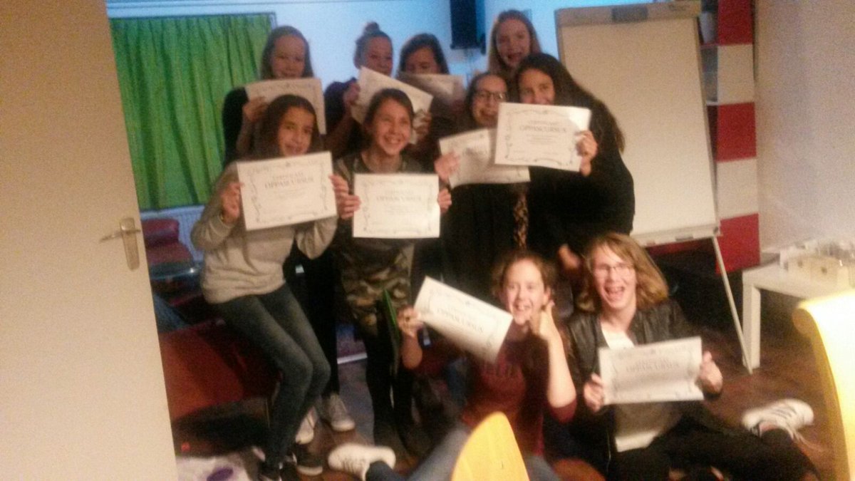 LEVAstenSomeren's tweet photo. Gefeliciteerd! Allemaal geslaagd voor #oppascursus #asten #someren tijdens laatste avondbijeenkomst ism. @LEVgroep @JWOnis @GGDBZO @DeZorgboog https://t.co/IJpfN5Fdln