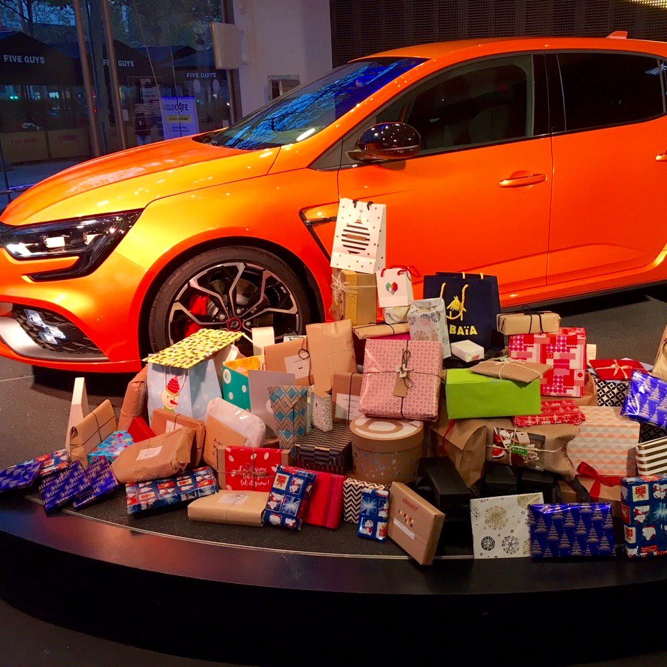 babaplaya's tweet image. Rassemblement de #startups du @NoelFrenchTech. L’idée : vous présenter des cadeaux originaux et innovants ! Et quoi de plus EPATANT qu’un #Babaplaya 🤣 #startups #cadeauxdenoel #ChampsElysees #passionforinnovation @messagegaelle