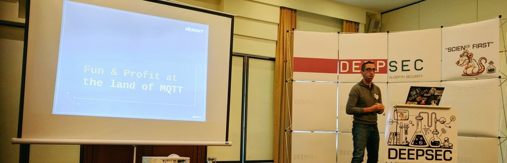 _Freakyclown_'s tweet image. Smashing MQTT with @dalmoz_ at #deepsec