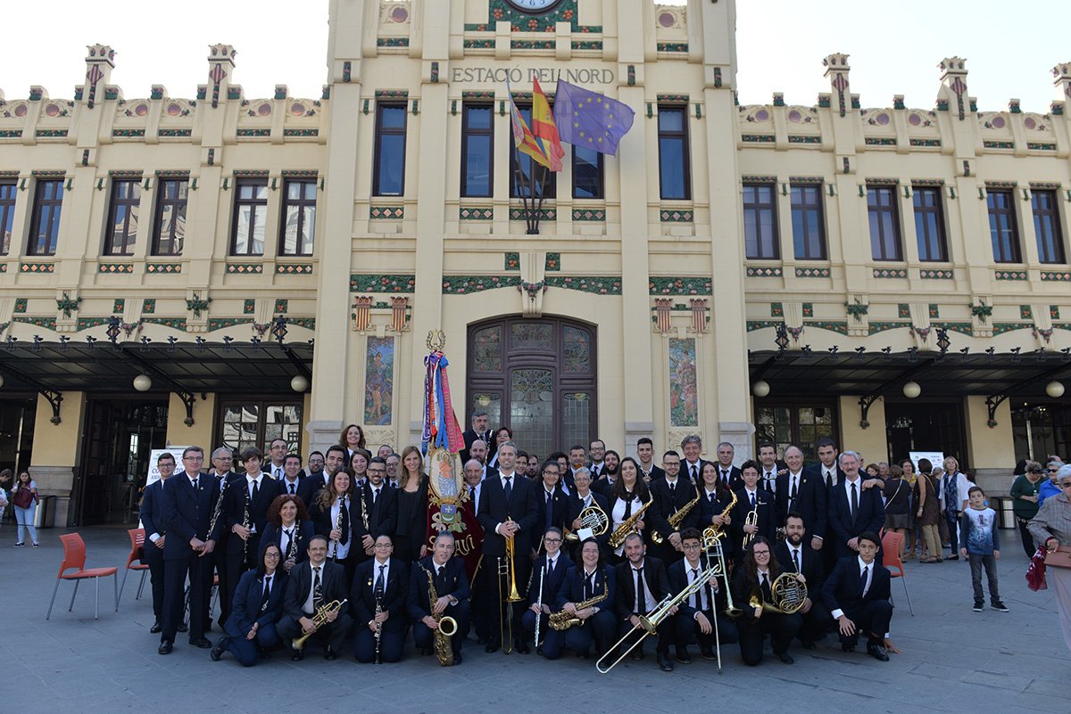 FSMCV's tweet photo. 📯 SANTA CECILIA 2017 📯
La AMSCS de Sedaví arranca este sábado su programa de actos con actividades deportivas, pasacalles, juegos y muchas más actividades. El concierto de la Banda Titular se celebrará el sábado 25 a las 22:15h en el salón de actos de la agrupación. https://t.co/L27ws0MmLV
