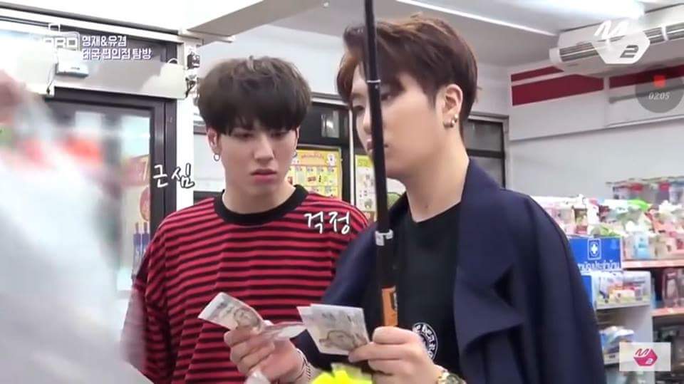 Benjawan1207's tweet photo. สำหรับใครที่ไม่รู้จัก GOT7 

พวกเขาคือกลุ่มไอดอลที่ถือเงิน 3,000 บาทไทยเดินเข้าไปในเซเว่นแล้วหันมาถามกันเองว่าเงินแค่นี้จะพอมั้ย ? #Yugjae https://t.co/EkhWOYMnfp