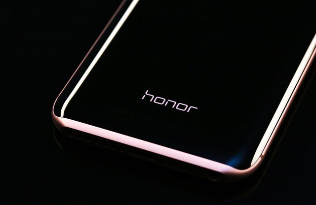 TechNavvi's tweet photo. #Honor V10 certainly going to be pretty interesting device #HonorV10 #Honor9Pro https://t.co/xO2gJy786i