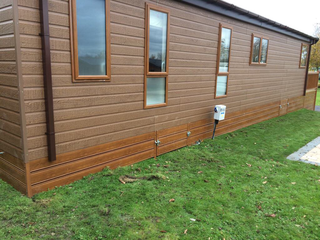 The Rosewood handrails and skirting matching the @WillerbyHH Portland to perfection, and the cream deck boards complimenting both so well makes this L-Shaped deck at #GallabarPark look as though everything was built and designed with each other in mind.