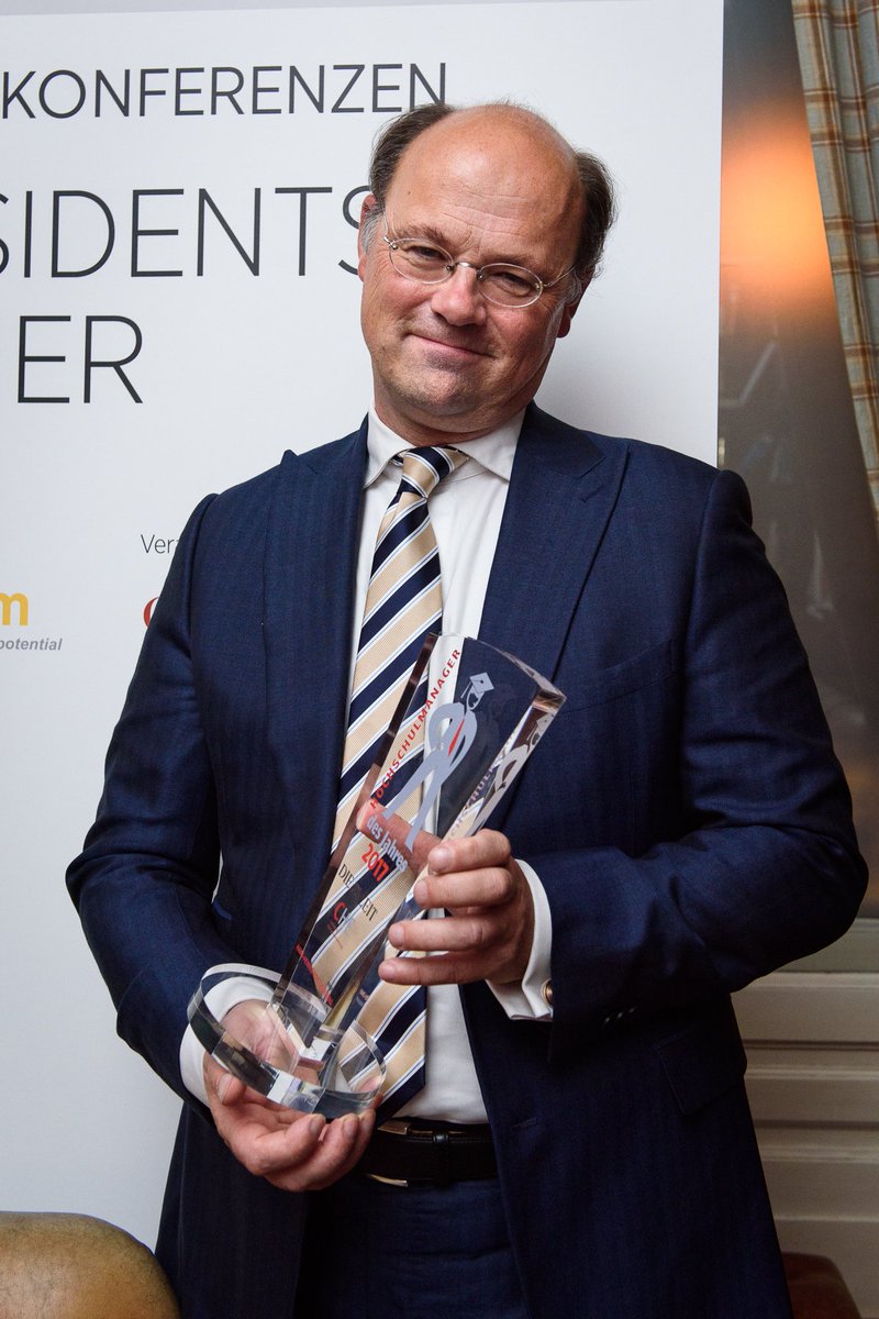HoAlfM's tweet photo. Unser Mitbegründer und Vorsitzender Hans-Hennig von Grünberg ist #Hochschulmanager des Jahres 2017. Auszeichnung von @zeitonline und @che_concept. #zkhb https://t.co/ymWwX17KTN https://t.co/xOKeIFIcXC