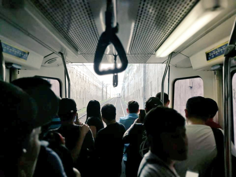 eidospetaloudas's tweet photo. Yung feeling ng iwan ka ng nagpapatakbo ng buhay mo..
Tapos wala kang magawa kundi pagmasdan na lang ang kanyang paglayo...
Sakit🖐
#WeKnowRight
#MRT
#picnotmine https://t.co/2dSlsHngP8