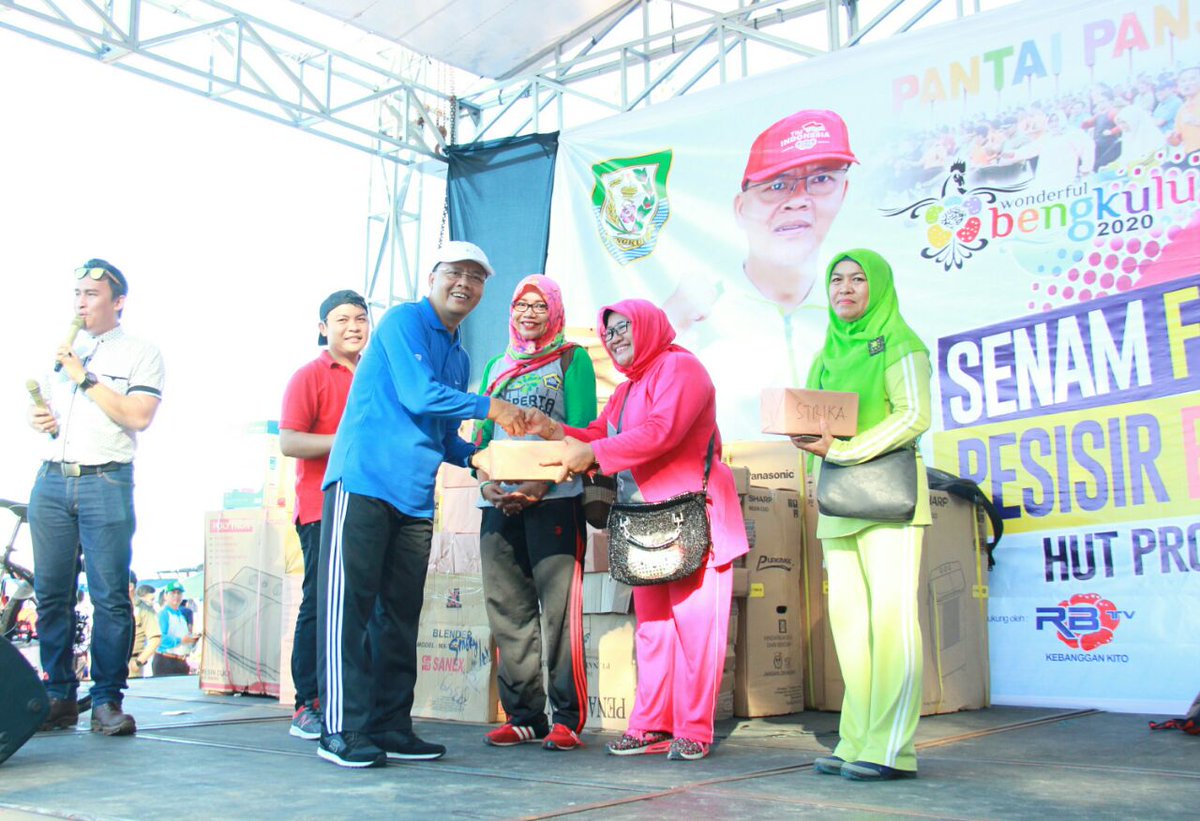 mediacenterBKL's tweet photo. Setelah senam massal, Plt Gubernur Bengkulu menyerahkan hadiah utama bagi masyarakat yang meruntung dan bagi yang lagi berulang tahun. Wah seru banget lho tweeps tadi pagi di Pantai Panjang Bengkulu.

#BengkuluExpo2017
#FestivalPesisirPantaiPanjang
#HUT49ProvinsiBengkulu https://t.co/4wvzOk9h8B