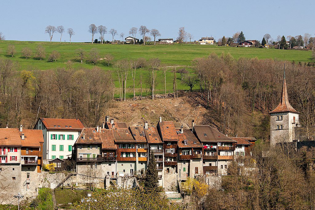 Helvethistorica's tweet photo. En route pour #Moudon, jadis possession #savoyarde, devenue siège d'un bailliage #bernois. Aujourd'hui, la ville se souvient de son illustre passé... Flânez dans ses ruelles pour découvrir son #histoire. Circuit pédestre : https://t.co/SbNoV4nG5N
@MySwitzerland_f @regionduleman https://t.co/Pp4N1mGVqf
