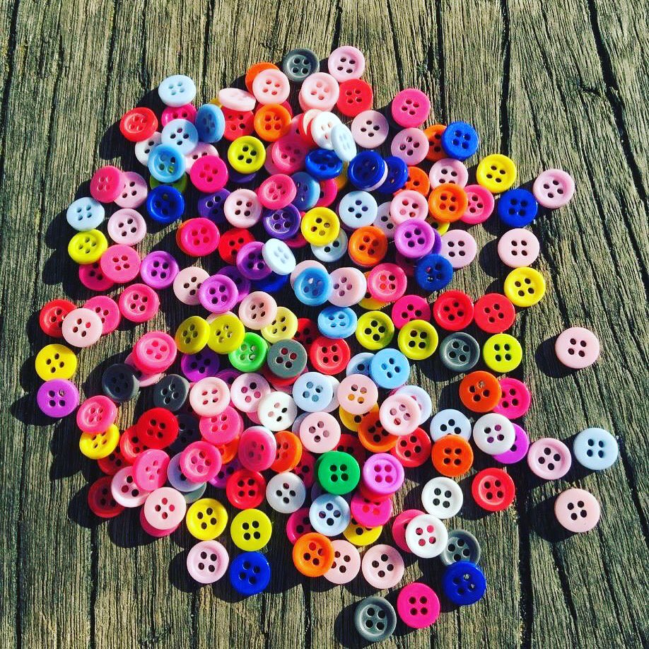 MrsBBoutique's tweet photo. 9mm 4-hole resin buttons, ยฃ1.25 (+ postage) for a mixed bag of 100! What a bargain! ๐ #resinbuttons #roundbuttons #4holebuttons #100buttons #sewing #sewinsupplies #sewingsupplier #crafts #craftsupplies #craftsupplier #brightbuttons #mrsbellesboutique ๐ https://t.co/GpnqKJStny